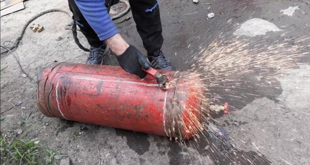 Как распилить газовый баллон болгаркой безопасно. как правильно и безопасно разрезать старый газовый баллон. необходимые инструменты и материалы