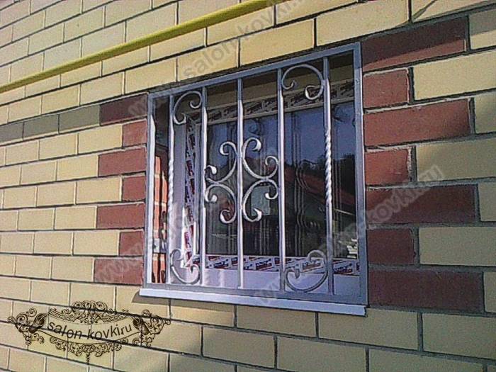 Кованые решетки на окна: украшение и надежная защита дома