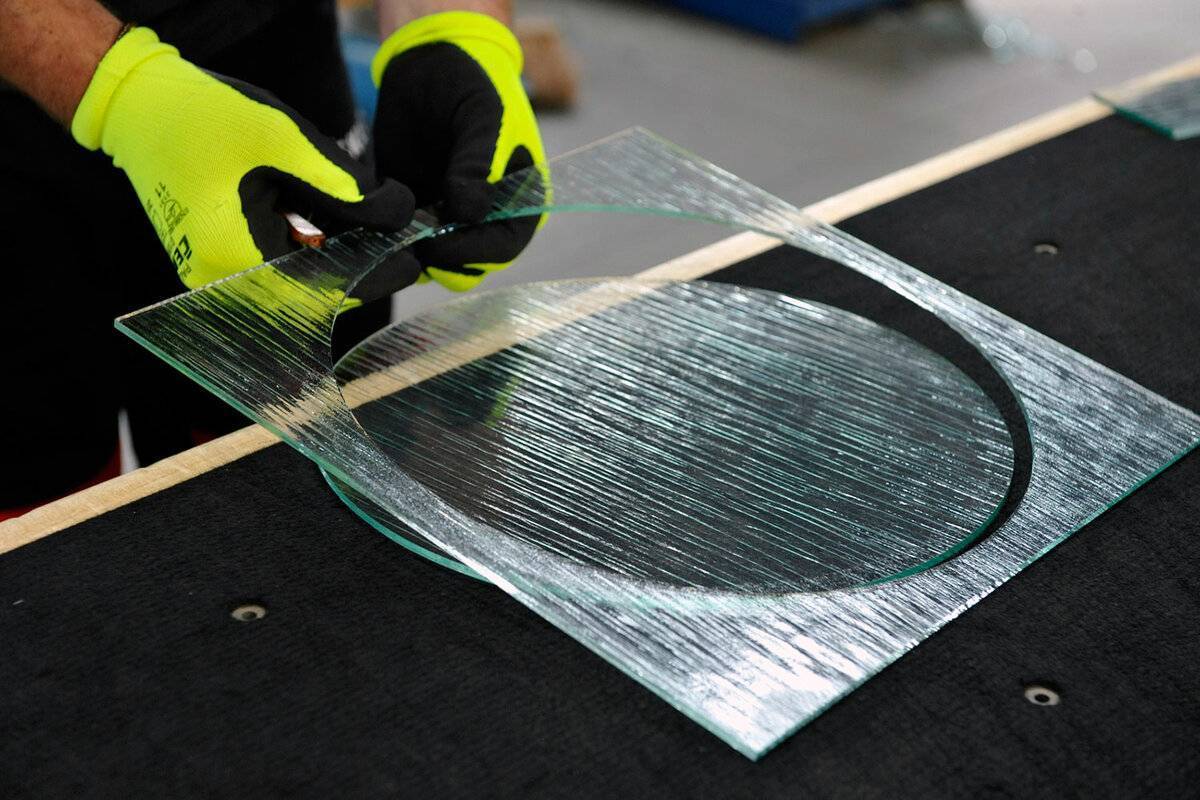 Как резать стекло в домашних условиях: какие понадобятся инструменты (видео)