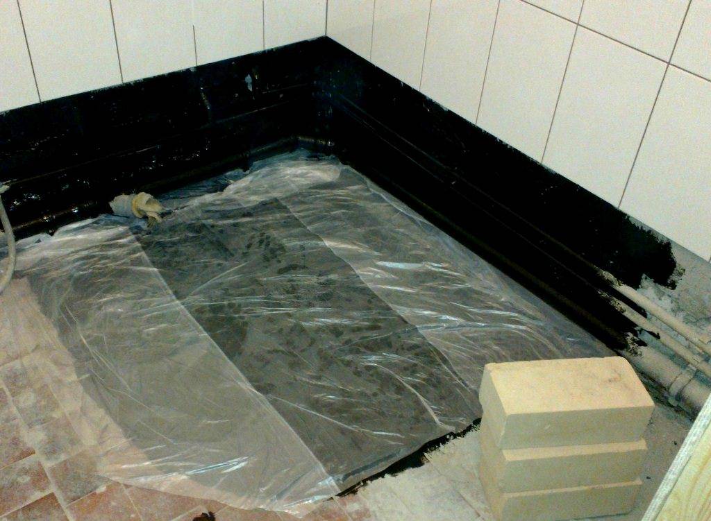 Гидроизоляция пола в ванной под плитку: технология и инструкция нанесения гидроизоляции на пол в ванной комнате