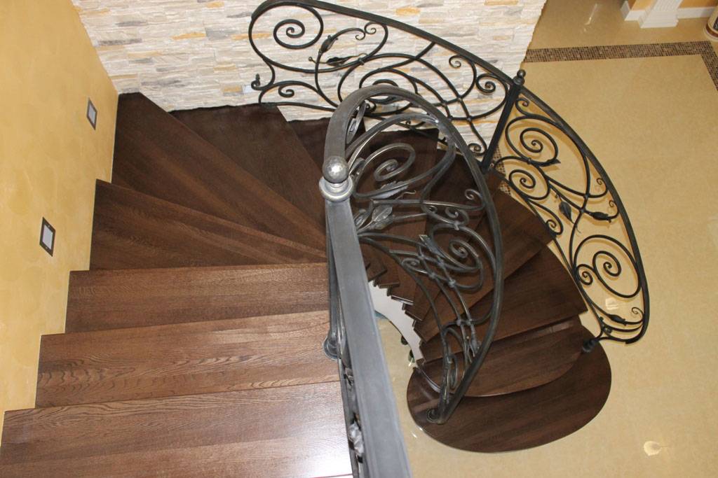 Кованые винтовые лестницы: фото в интерьере