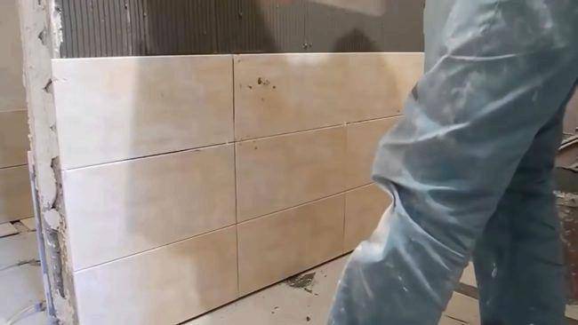 Как клеить и класть плитку на гипсокартон в ванной: видео