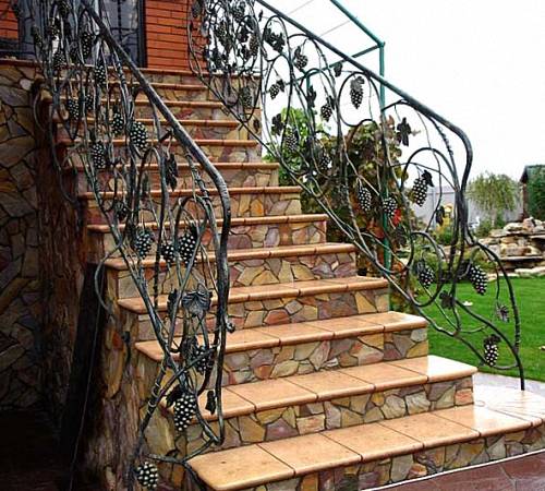 Кованые перила для лестницы: красота металлических узоров