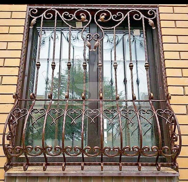 Кованые решетки на окна: описание типов и фото кованых металлических решеток