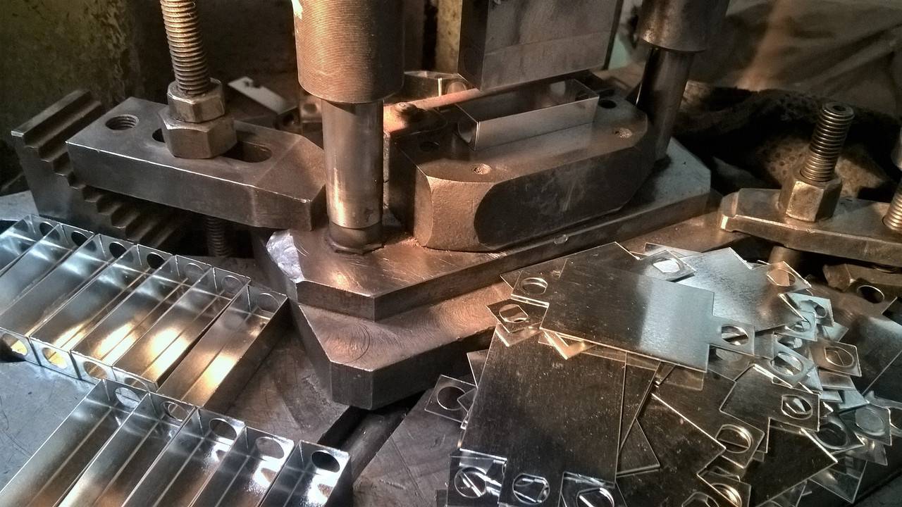 Штамповка деталей из листового металла - что это такое за метод металлического штампа, виды выштамповки и формы изделий