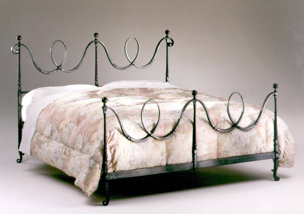 Кованые кровати – актуальные модели и применение в современных интерьерах (115 фото)