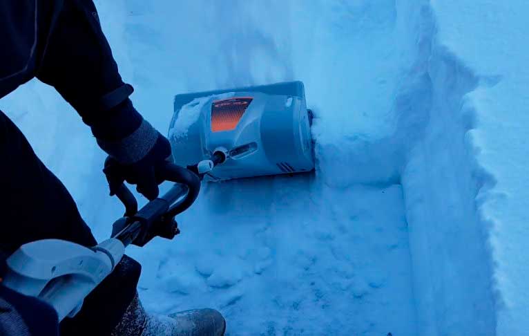 Хорошая снегоуборочная лопата для дома - обзор популярных видов и особенности их применения (100 фото)