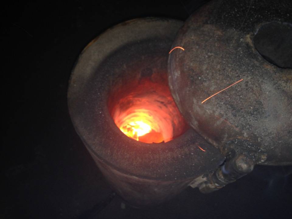 Самодельный горн для ковки металла: изготовление приспособления, домашний мини-горн на древесном угле из лампы