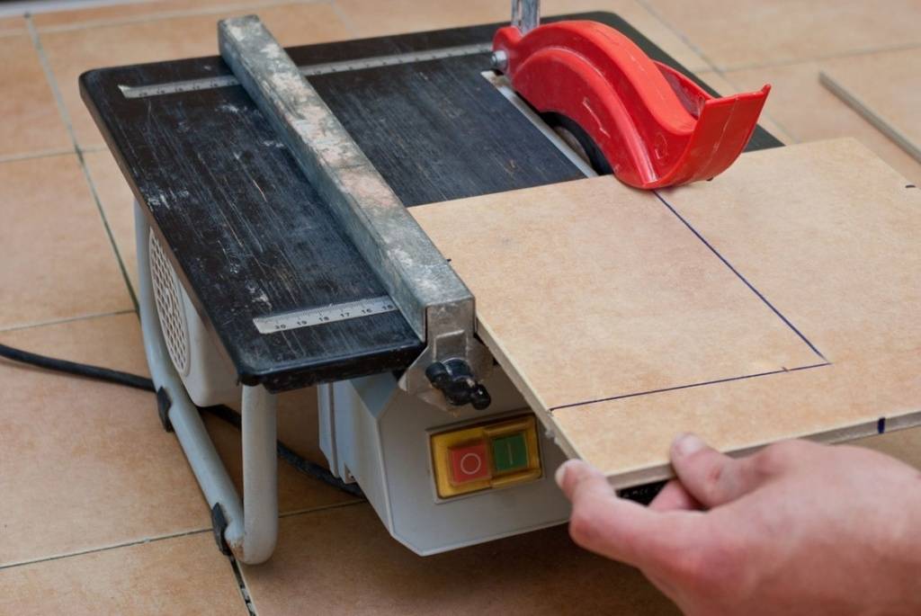 Резка керамогранита плиткорезом: как резать, можно ли резать керамогранитную плитку ручным плиткорезом