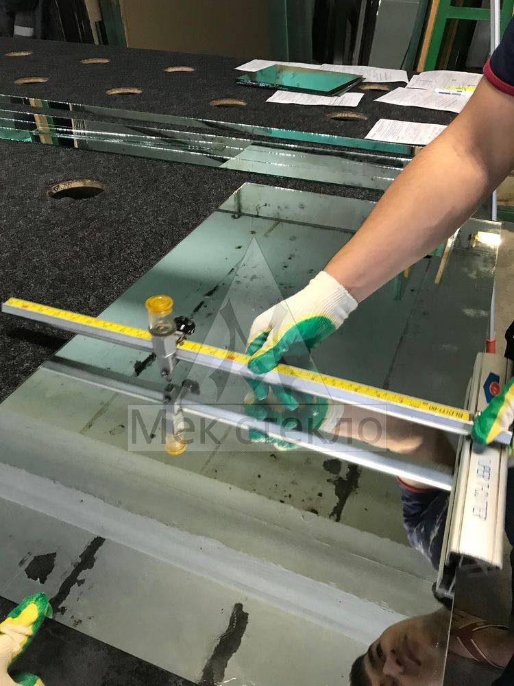 Как правильно резать стекло стеклорезом в домашних условиях?