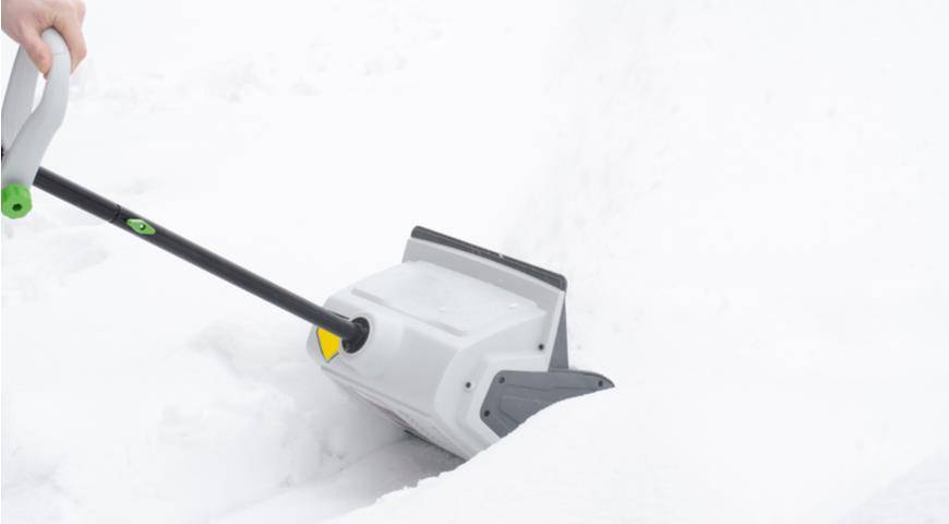 Механическая лопата со шнеком или электролопата — что лучше для уборки снега