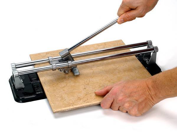 Как резать плитку плиткорезом ручным: видео-инструкция