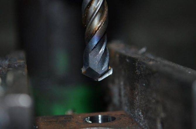 Как просверлить отверстие в каленом металле, какое сверло взять