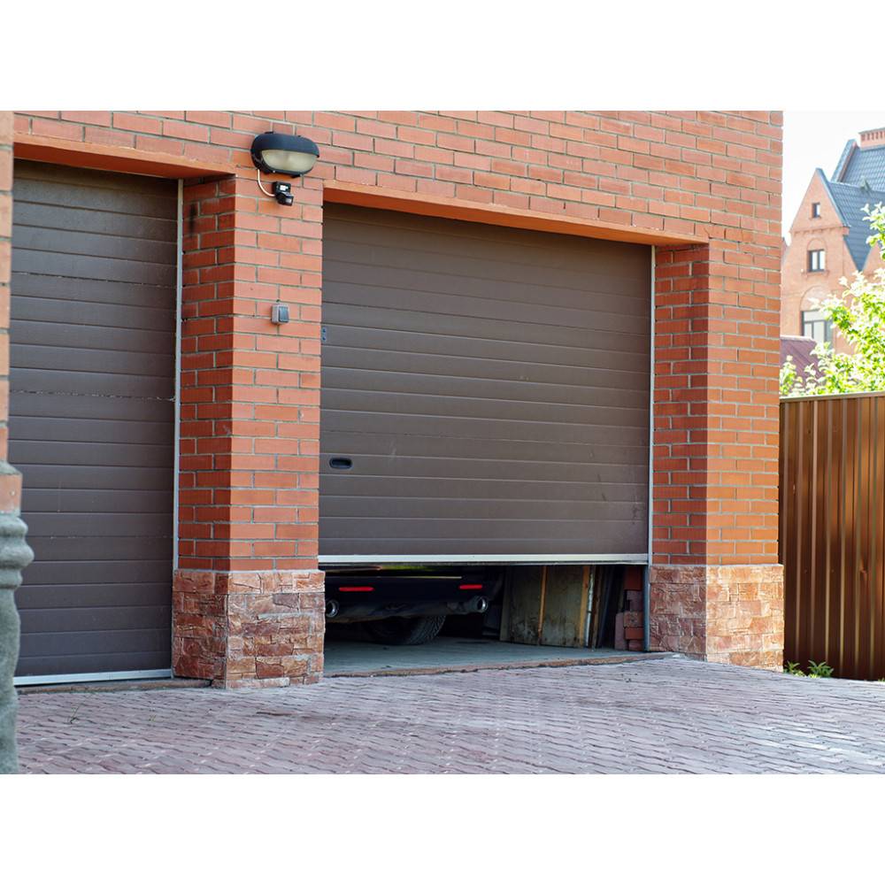 Какие гаражные ворота лучше: секционные или рулонные?
