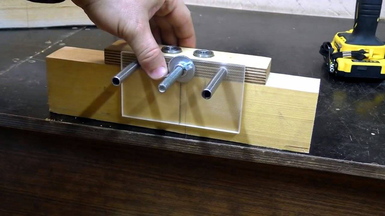 Кондуктор: как сделать приспособление для сверления отверстий в мебели с помощью дрели