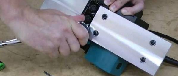 Как самостоятельно провести заточку ножей для электрорубанка