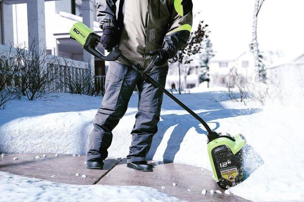 Выбираем лопату для уборки снега со шнеком: механическая или электрическая (электролопата) снегоуборочная техника