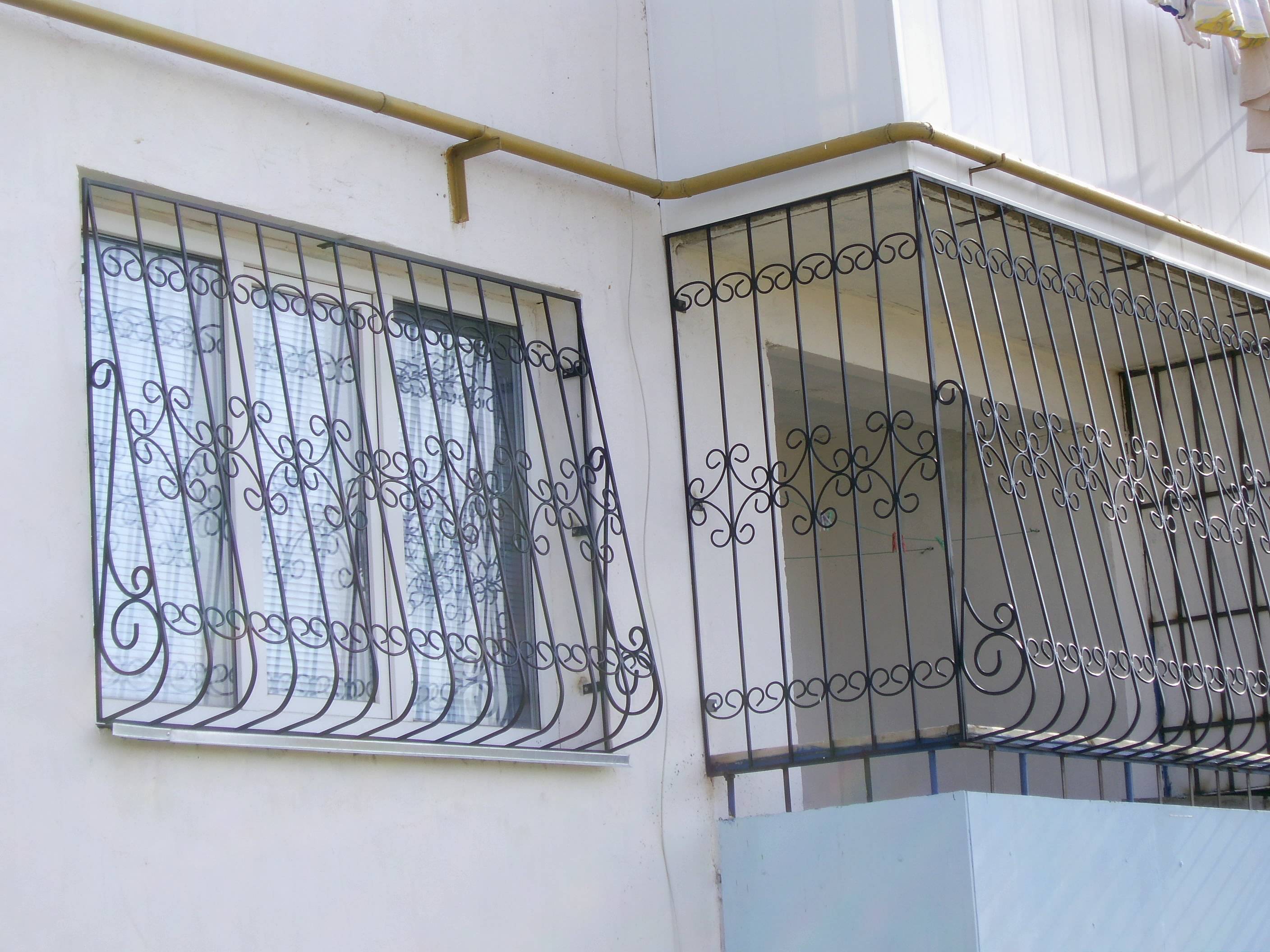 Кованые решетки на окна: описание типов и фото кованых металлических решеток