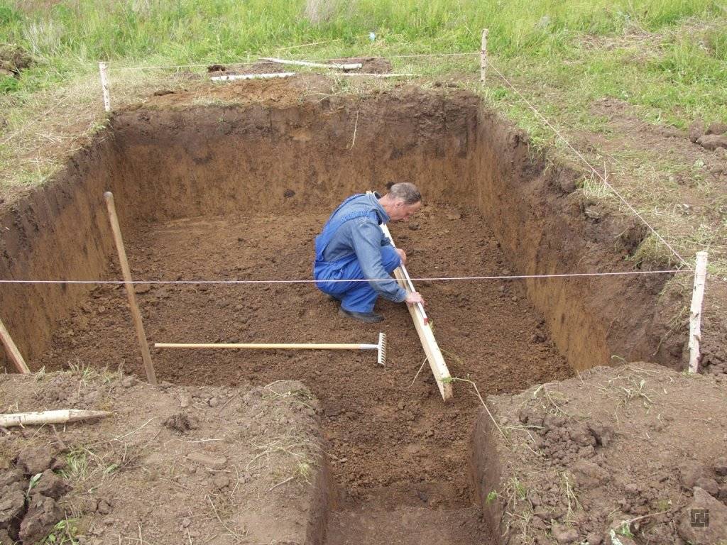 Как выкопать фундамент вручную и экскаватором