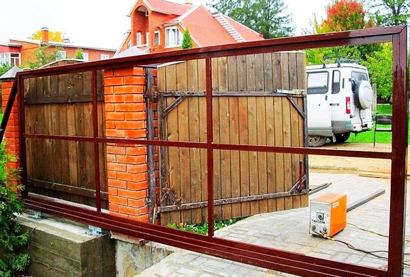 Ворота из профнастила своими руками – как сделать распашные ворота из профлиста с калиткой, изготовление и установка + фото-видео