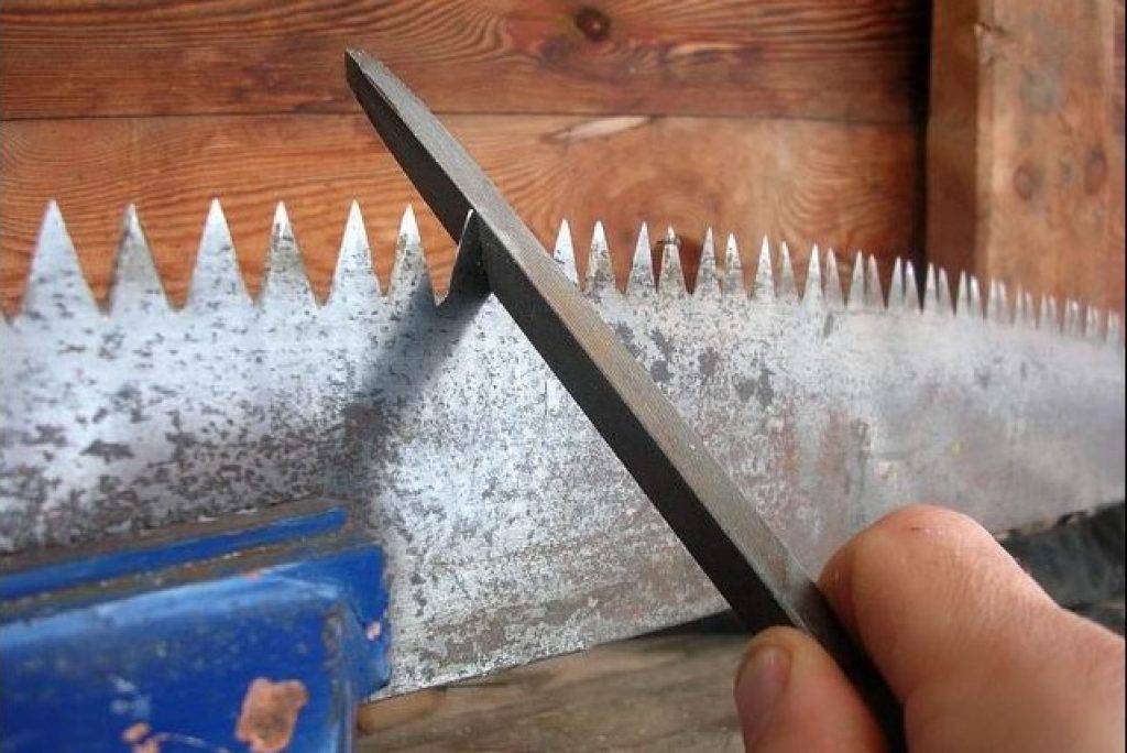 Как заточить ручную ножовку по дереву и развести зубья в домашних условиях