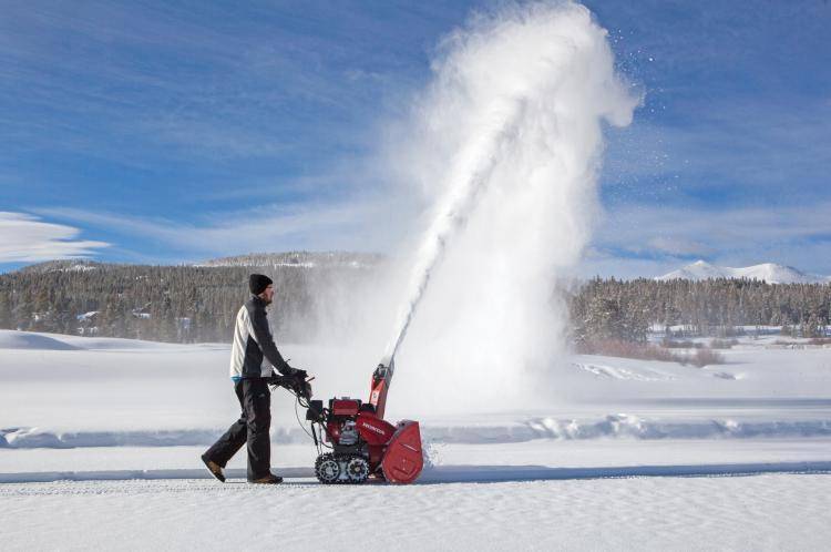 Самоходный бензиновый снегоуборщик лопаты нам больше не нужны
