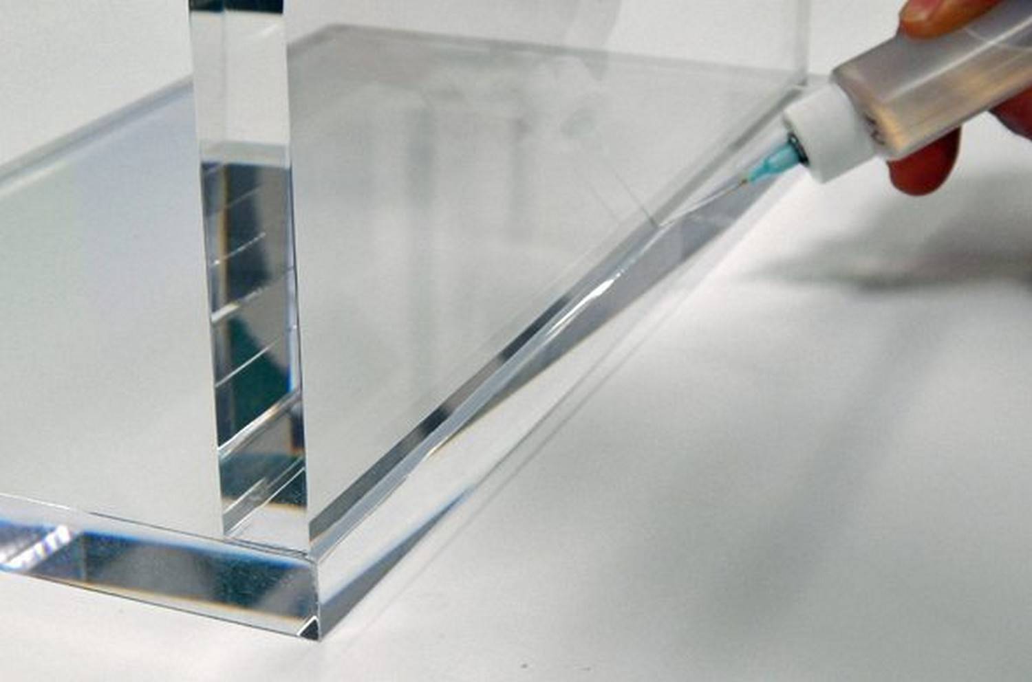 Клей для стекла и металла: разновидности прозрачного состава