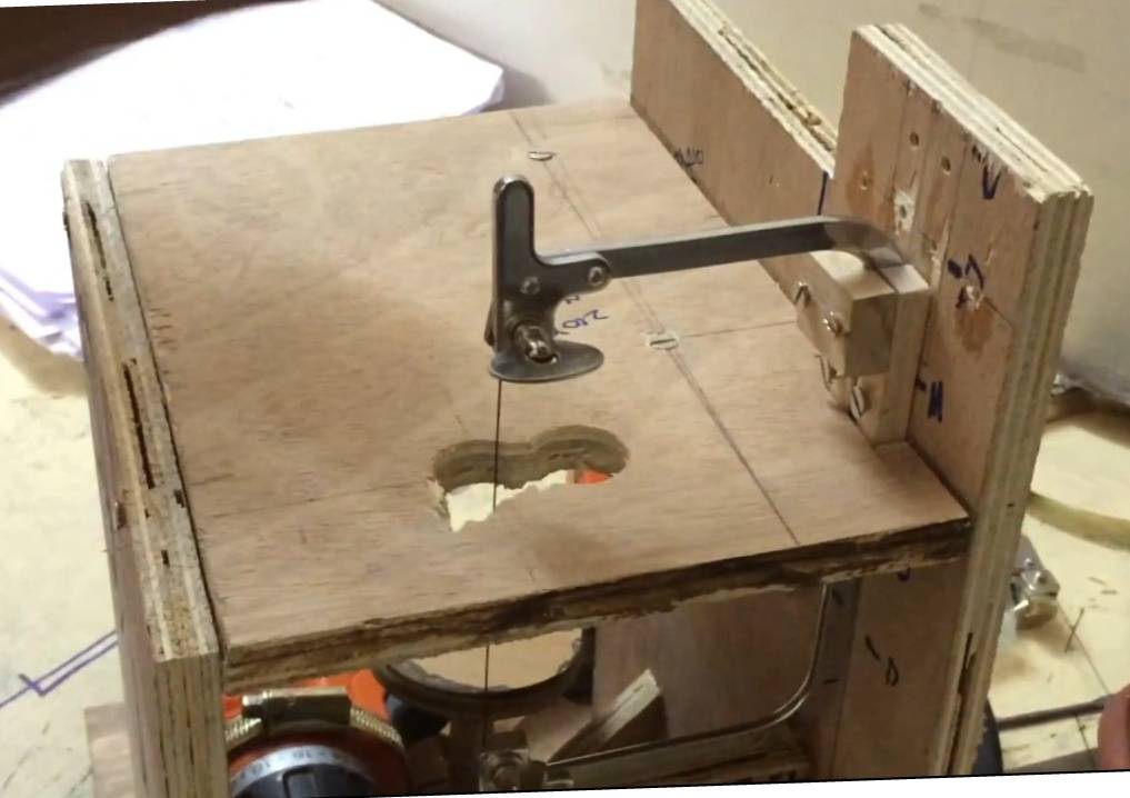 Самоделки из швейной машинки: лобзик и небольшой столик